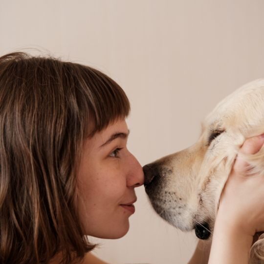 Hund und Frau Nase an Nase